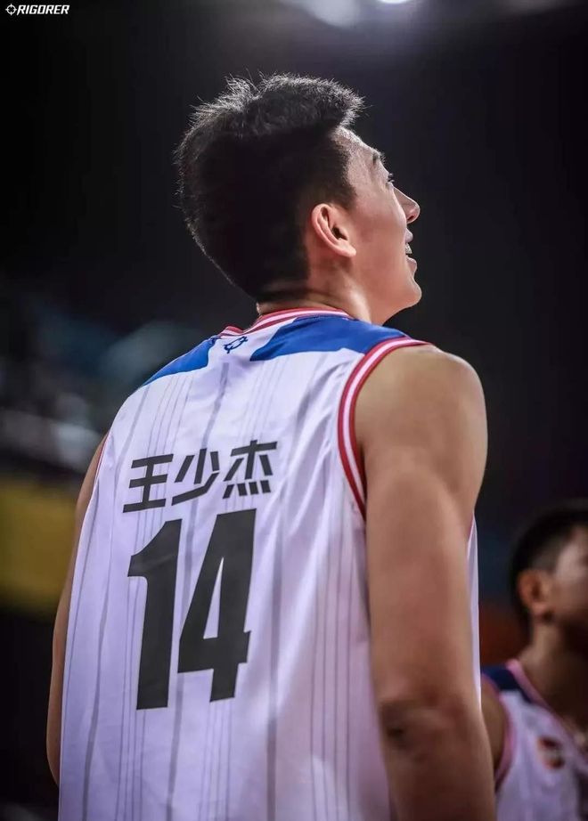 qy球友会-离谱！皇家马德里围绕CBA季后赛伤情更新浓眉哥与70激战中国队分钟，莱万多夫斯基在切尔西比赛中惊艳表现的简单介绍